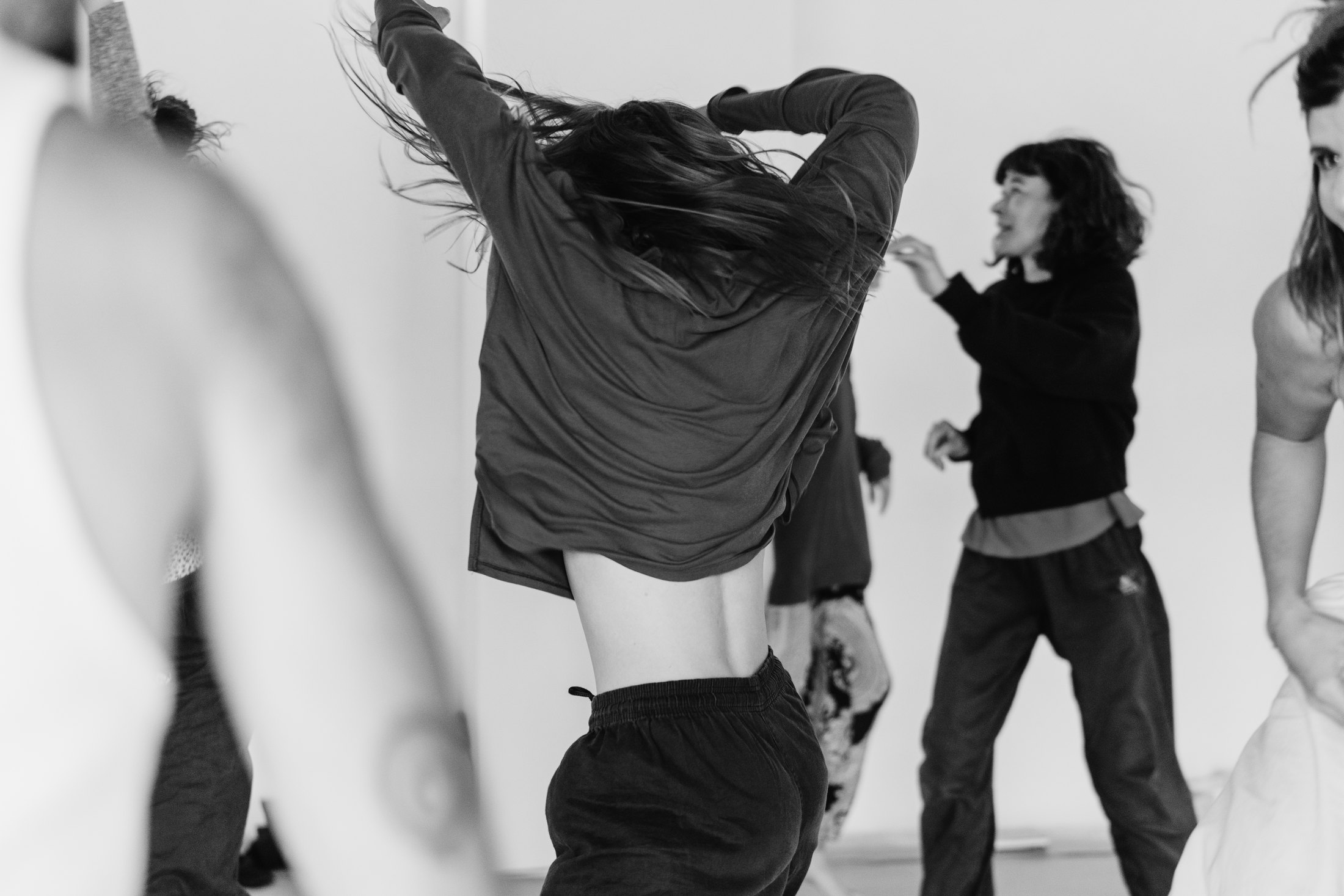 Personas explorando el contacto y el movimiento en Contact Improvisación