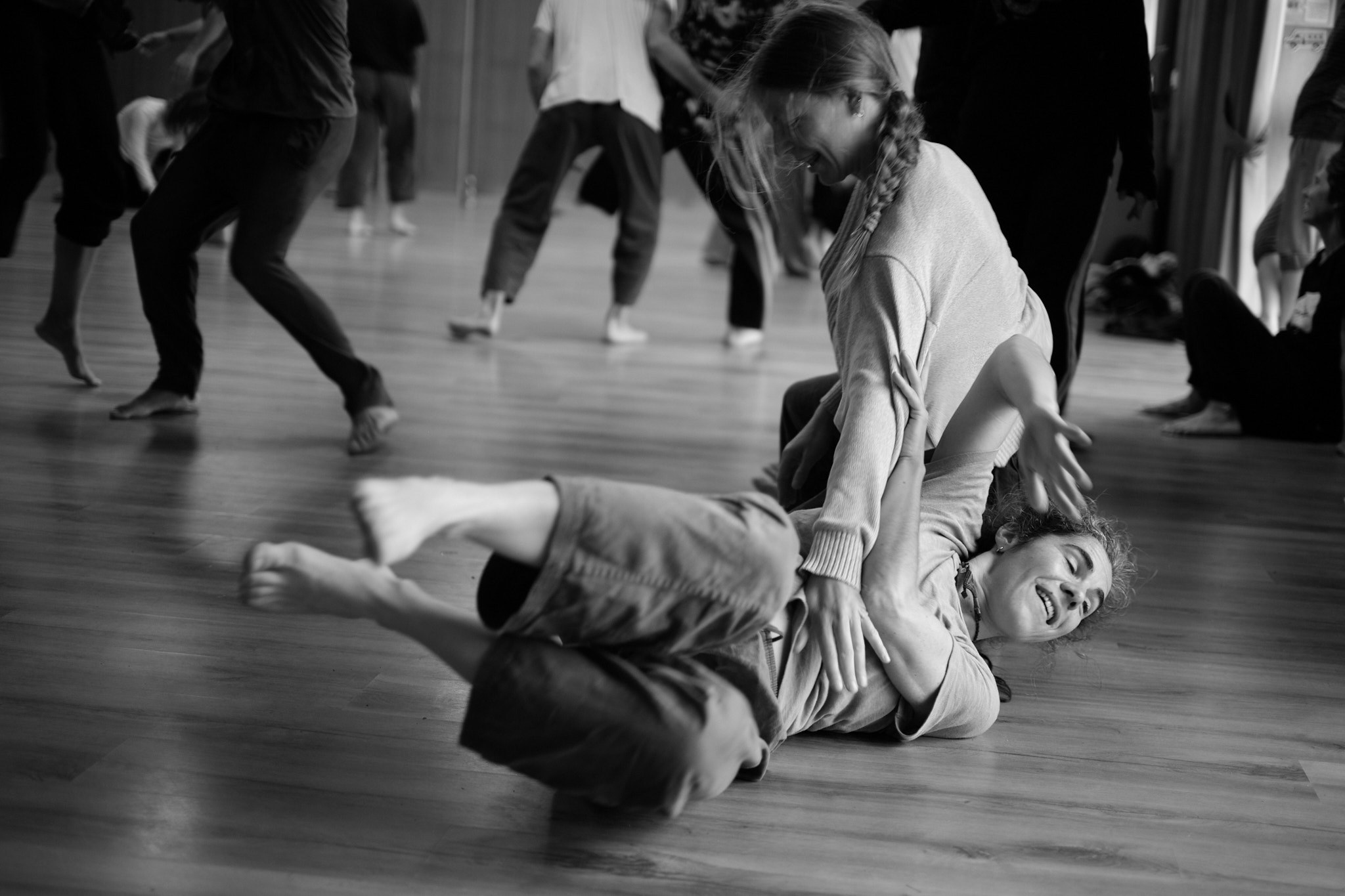 Dos personas explorando el apoyo y el peso compartido en Contact Improvisación