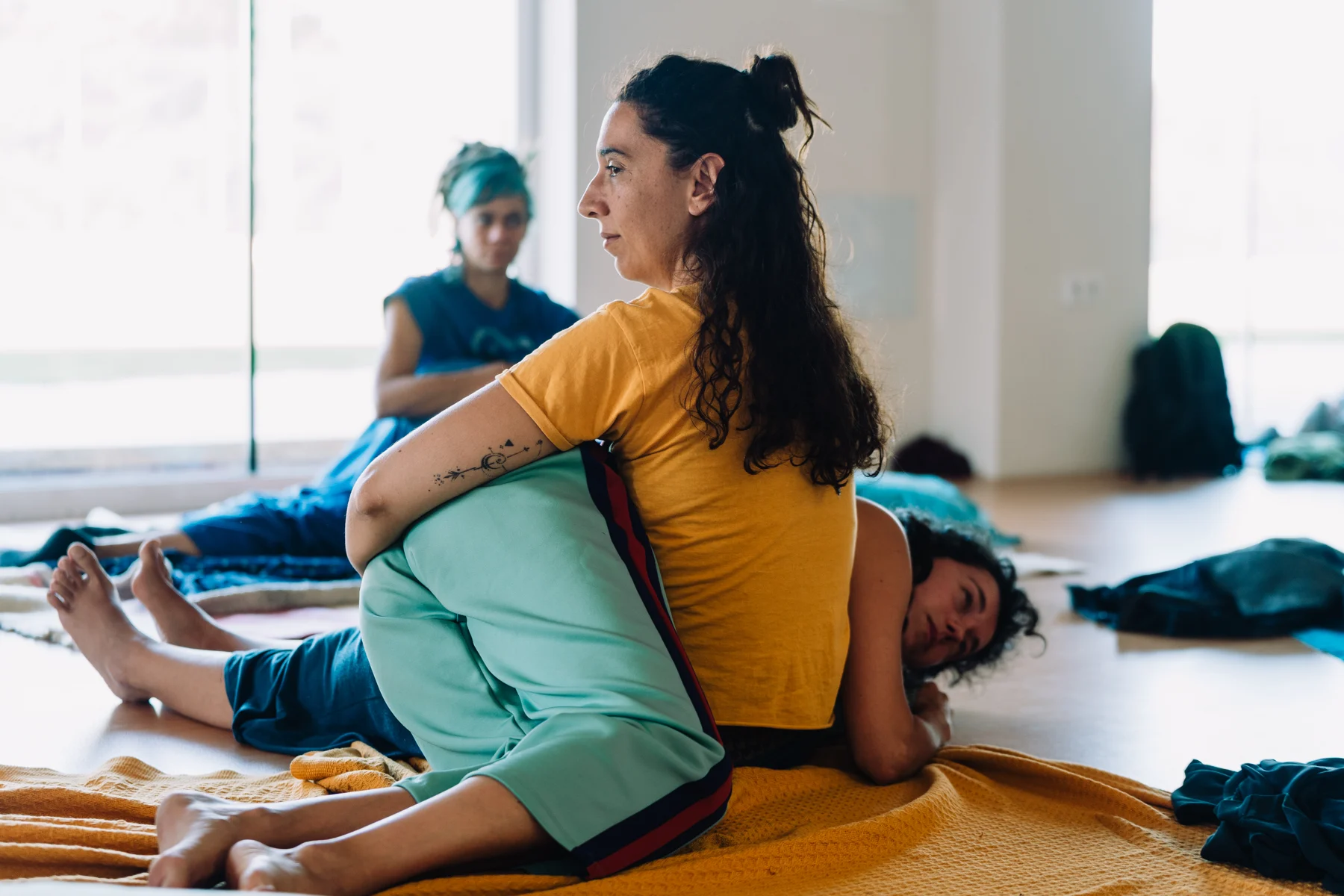 Dos personas compartiendo peso y apoyo en el suelo durante una práctica de Contact Improvisación