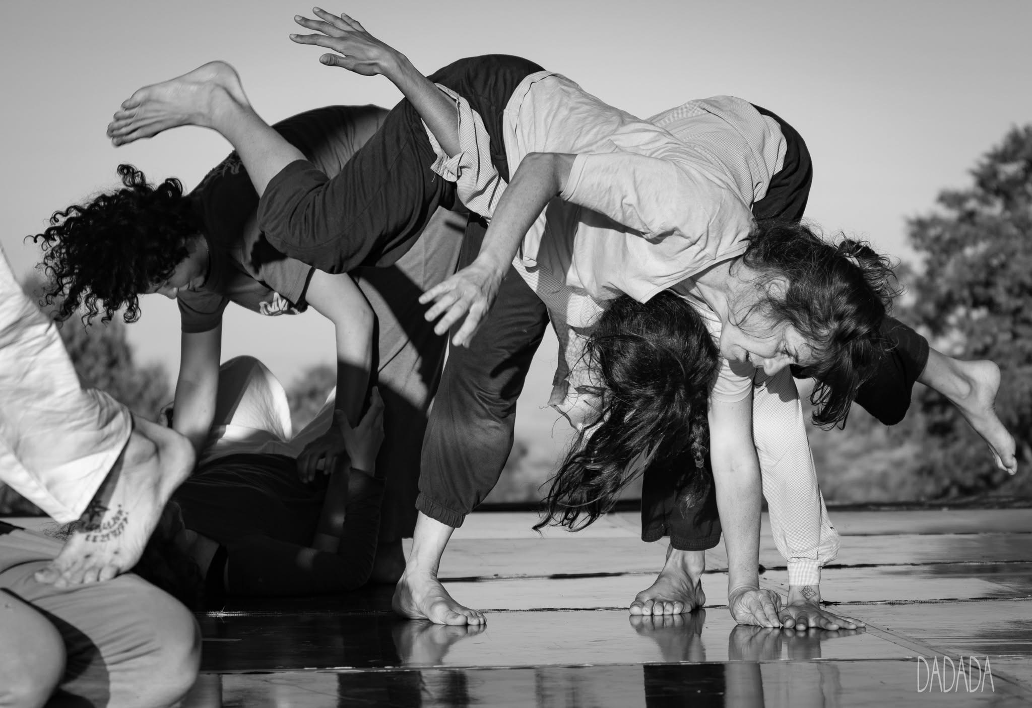 Dos personas explorando el apoyo y el peso compartido en Contact Improvisación